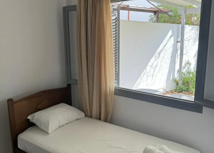 Akti And Guest house 3*