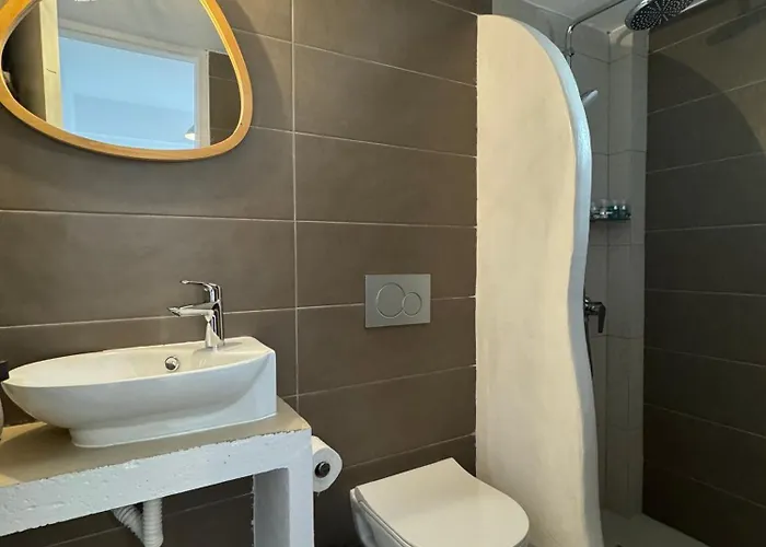 Akti And Guest house 3*