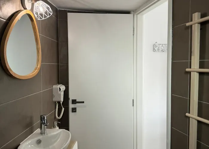 Akti And Guest house 3*